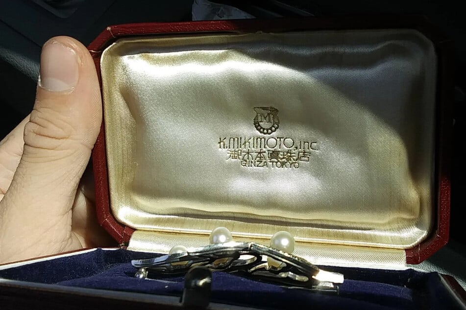 In der Schatulle fand AJ eine Brosche der Firma Mikimoto. Sie dürfte viele Jahrzehnte alt sein.