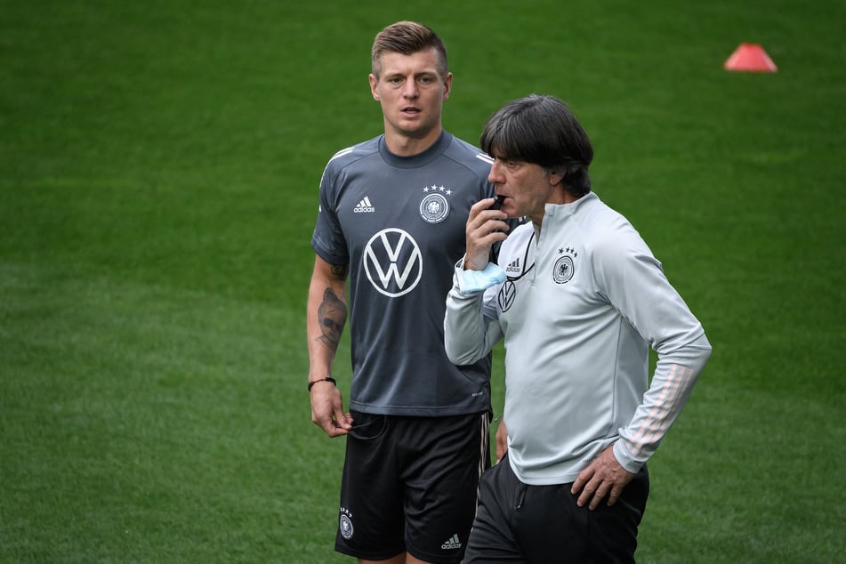 Toni Kroos (36, l.) spielte jahrelang unter Joachim Löw in der deutschen Nationalmannschaft - und sprach nun mit seinem Ex-Coach über die WM 2026.