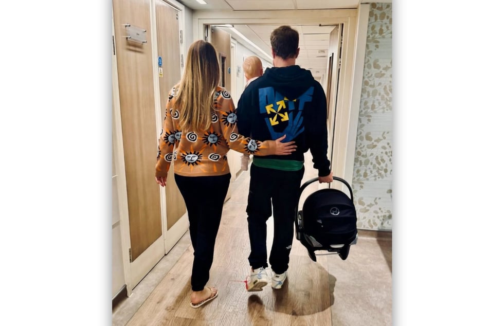 Mit Albert in der Babyschale geht Olly Murs (41) gemeinsam mit seiner Frau und Tochter aus dem Krankenhaus.