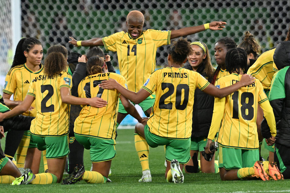 Jamaikas Fußballerinnen bejubeln den ersten Achtelfinal-Einzug ihrer WM-Geschichte. Doch der Weg dahin war kein einfacher.