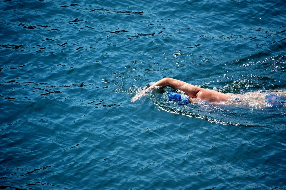 Im Stadtparksee suchten Polizei, Feuerwehr und DLRG nach einem Schwimmer. (Symbolbild)