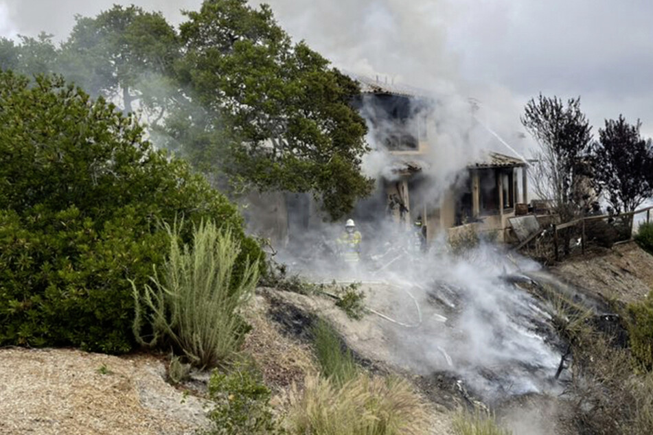 Das Haus, in das das Kleinflugzeug gestürzt war, ging in Flammen auf und brannte teilweise ab.