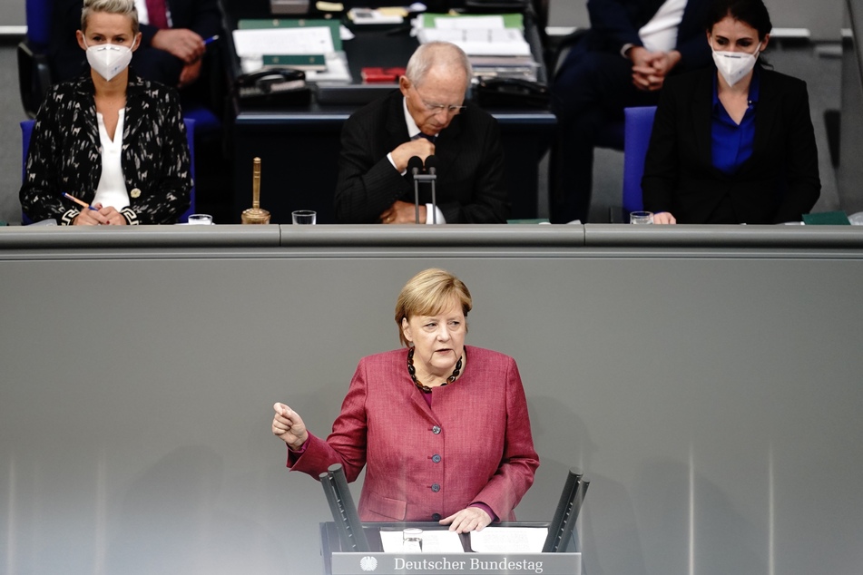 Bundeskanzlerin Angela Merkel (CDU) gibt im Bundestag eine Regierungserklärung zur Bewältigung der Corona-Pandemie ab.