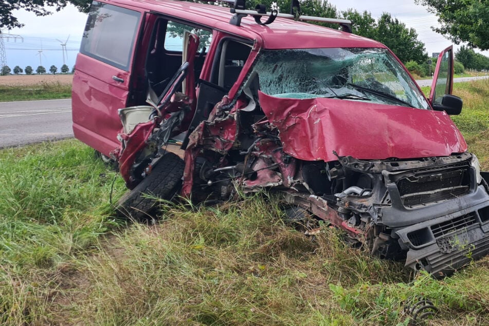 Transporter kracht in Leipzig gegen zwei Bäume: Fahrer (52) schwer verletzt
