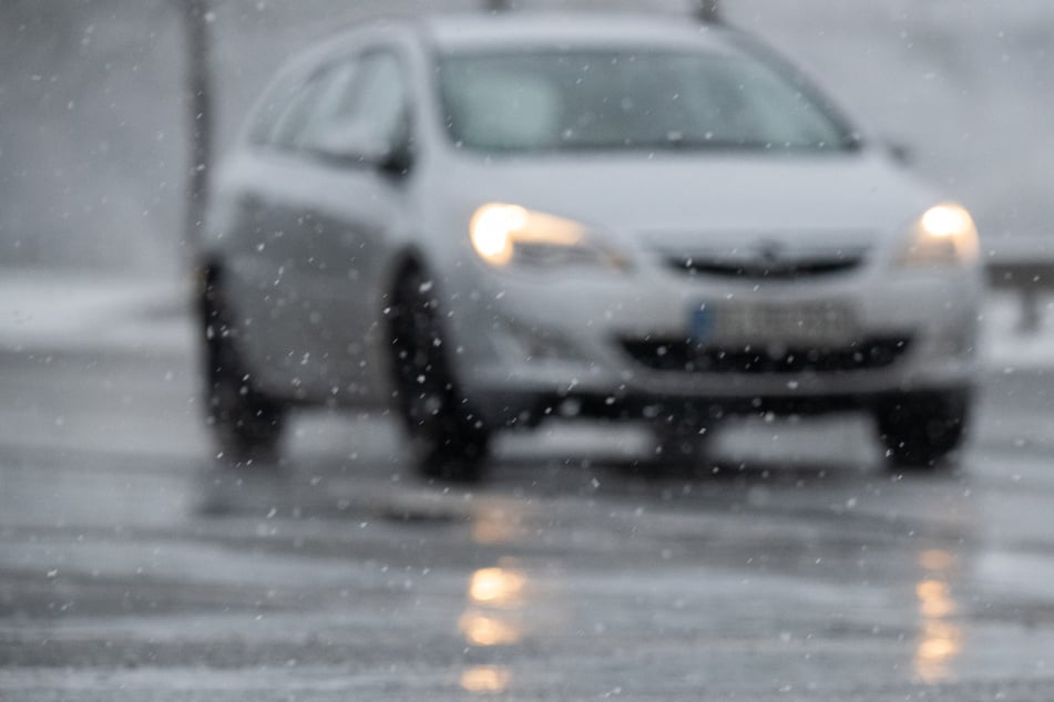 Winterliche Witterungsbedingungen haben in Hessen für mehrere Unfälle gesorgt, der entstandene Sachschaden ist enorm. (Symbolbild)