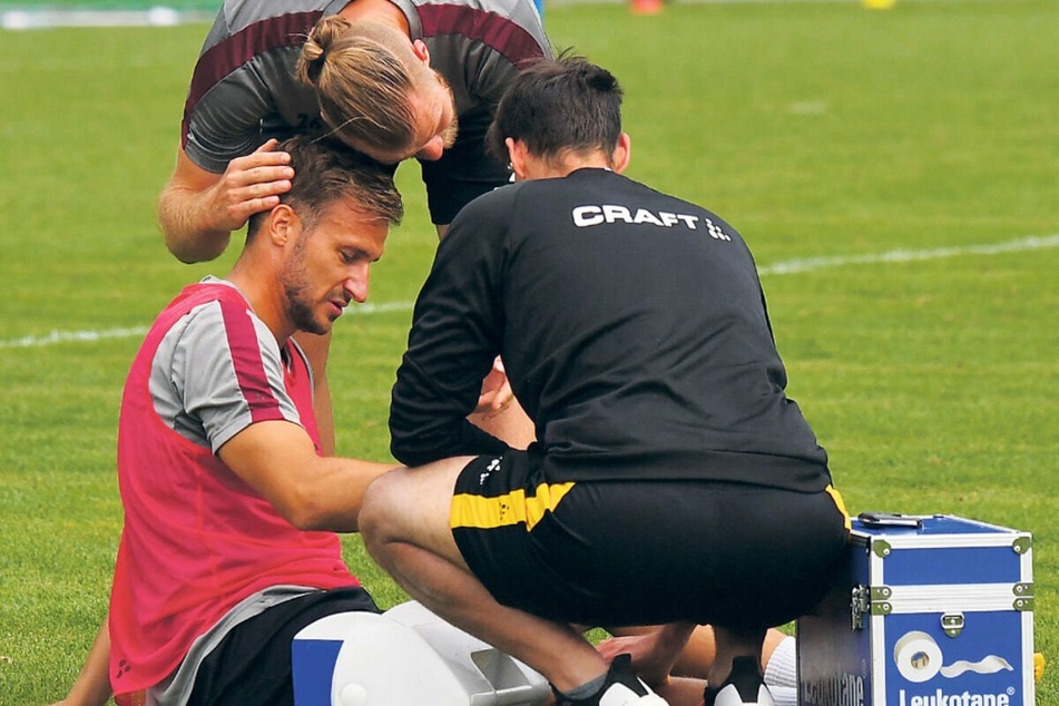 Sebastian Mai entschuldigt sich nach einem Trainingsfoul bei Pascal Sohm.