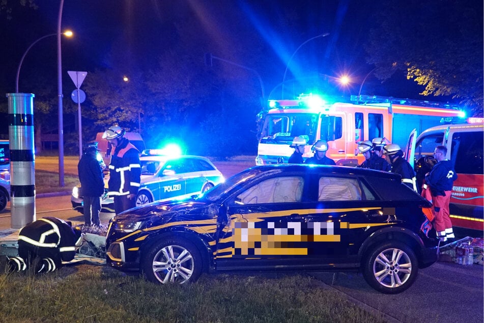 Die Feuerwehr richtete den Wagen wieder auf und stellt ihn auf dem Grünstreifen neben der Blitzanlage.