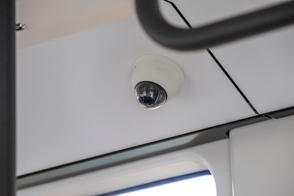 Eine Dome-Kamera: Durch die getönte Kuppel ist die Blickrichtung der Linse nicht erkennbar.