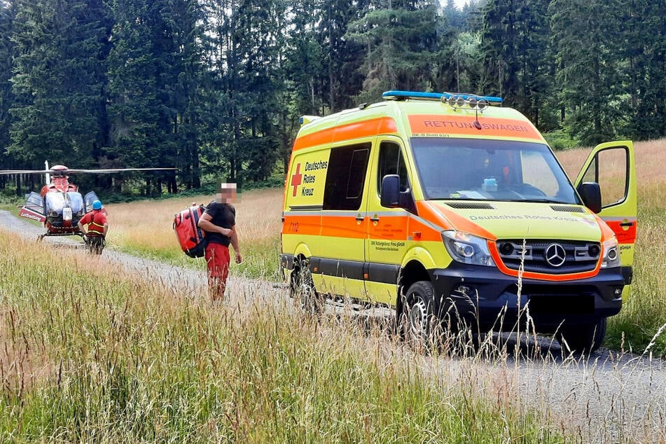 Ein Rettungswagen brachte den 31-Jährigen zu einem Helikopter, um ins Krankenhaus geflogen zu werden.