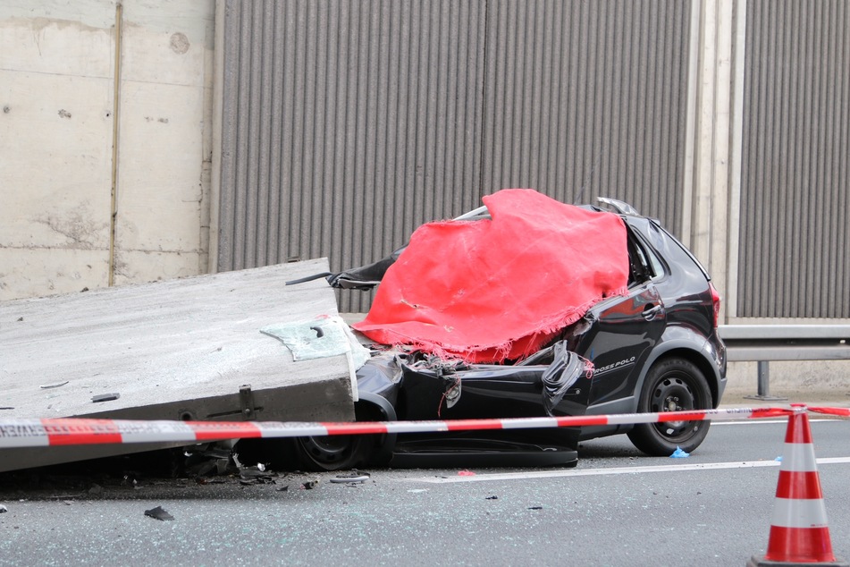 Bei dem Unfall auf der A3 in Köln im November 2020 hatte sich eine tonnenschwere Platte aus einer Schallschutzmauer gelöst und eine Autofahrerin (†66) erschlagen. (Archivbild)