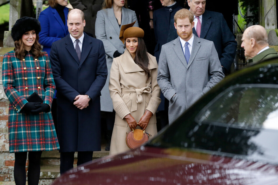 Prinz Harry (36, 2. v. r. ) will zur Trauerfeier seines Opas Philip (+99, r.) anreisen. Seine Frau Meghan Markle (39, 3. v. r.) verzichtet.
