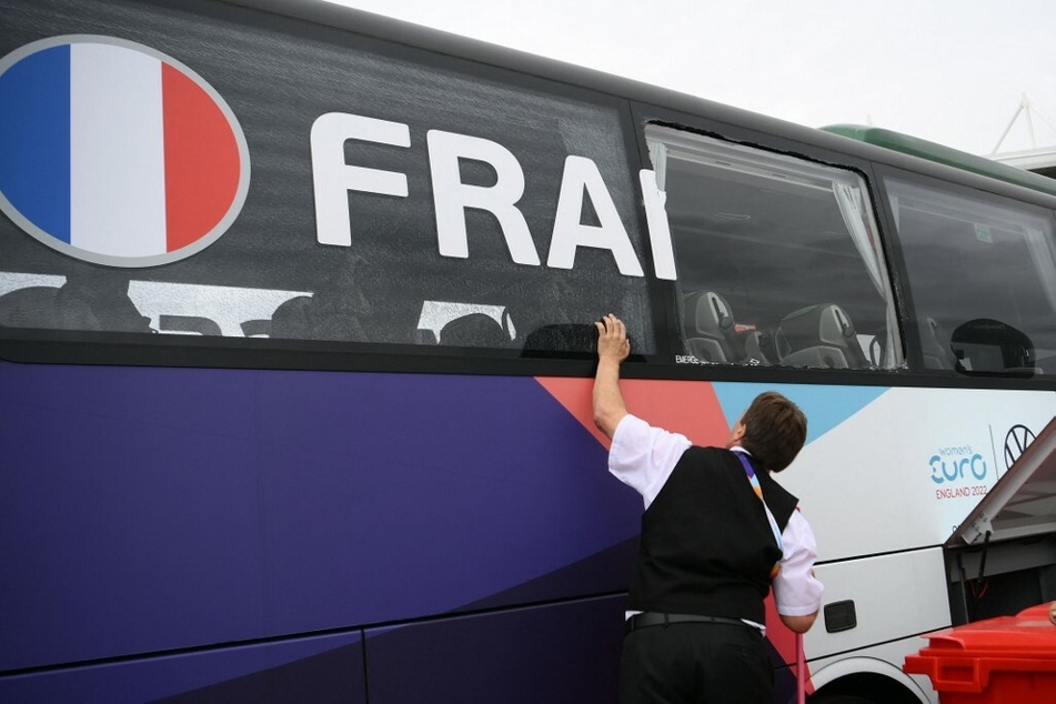 Dem Teambus von Frankreichs EM-Fußballerinnen fehlte nach der Attacke eine Fensterscheibe.