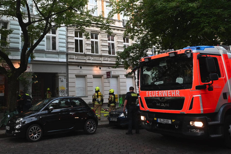 Berlin: Flammen im Altbau: Feuerwehr muss Kellerbrand in Berlin-Pankow löschen