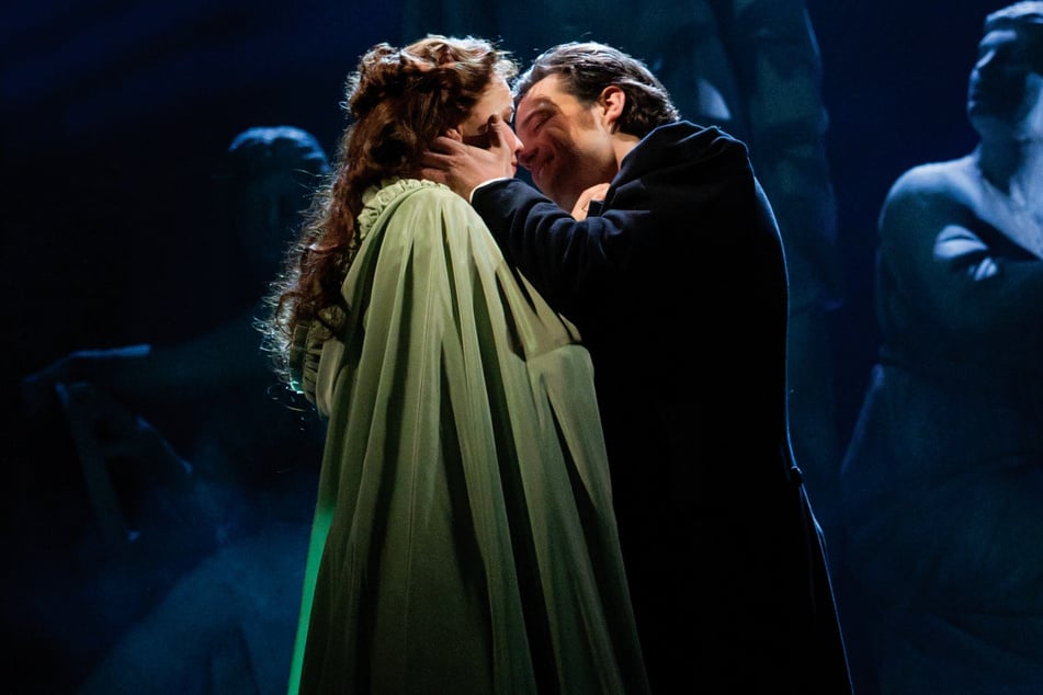 ... doch die junge Frau erwidert die Gefühle nicht und bandelt stattdessen mit ihrer Jugendbekanntschaft Raoul an.