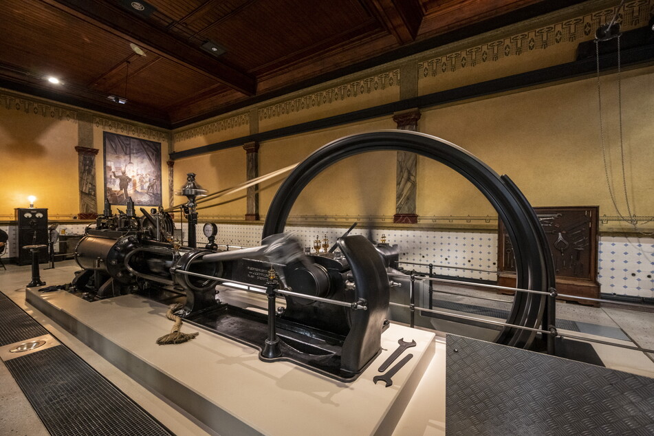Im Industriemuseum wird die Dampfmaschine in Betrieb gesetzt.