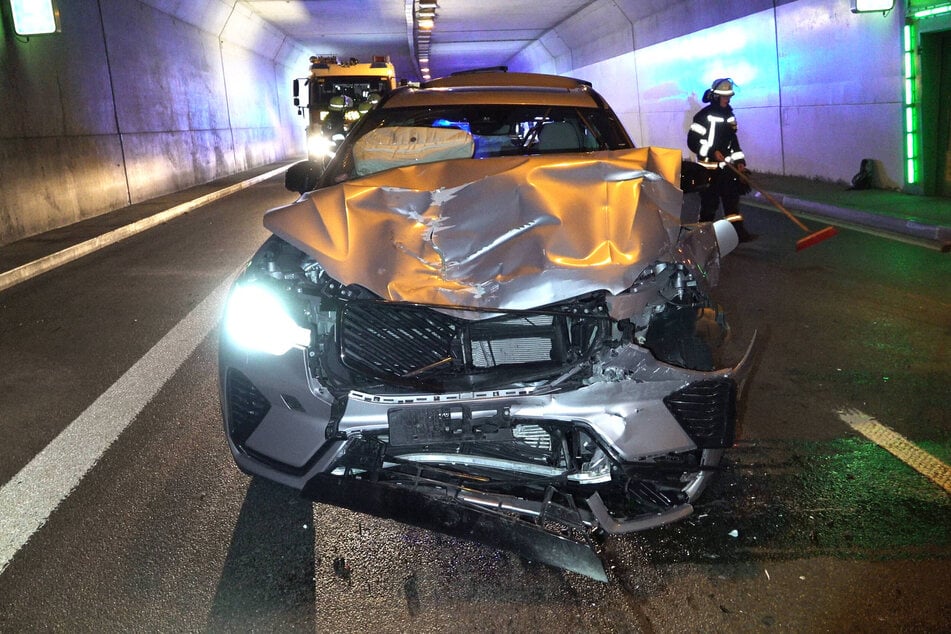 Die Straße musste nach dem Crash gereinigt werden.