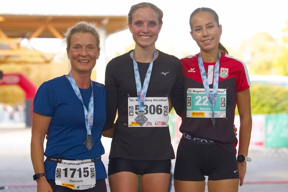 Damaris Gericke, Jule Vetter und Natalie Albrecht (v.l.n.r.) belegten im 10 km Lauf das Podium.