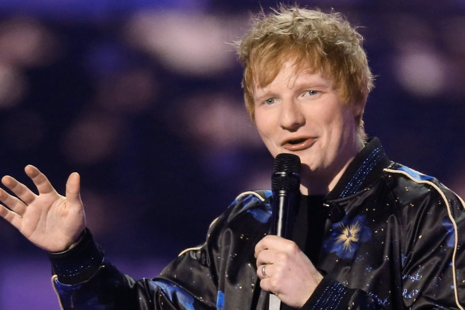 Ed Sheeran (34) sang in Stuttgart und ließ sich von einem seiner Pianisten begleiten.