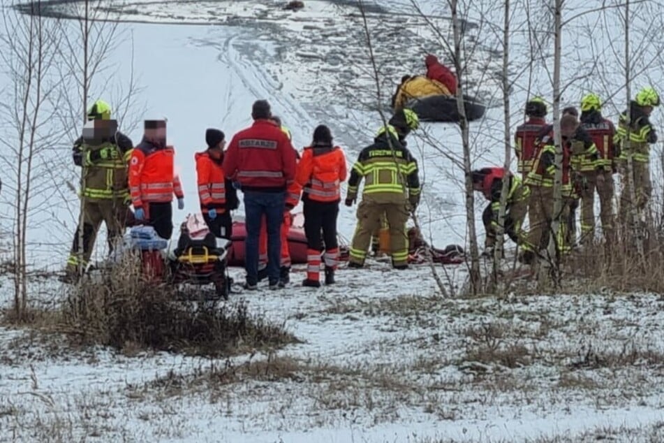 Leipzig: Mann (59) bricht in zugefrorenen See ein: Feuerwehr wagt lebensgefährlichen Einsatz