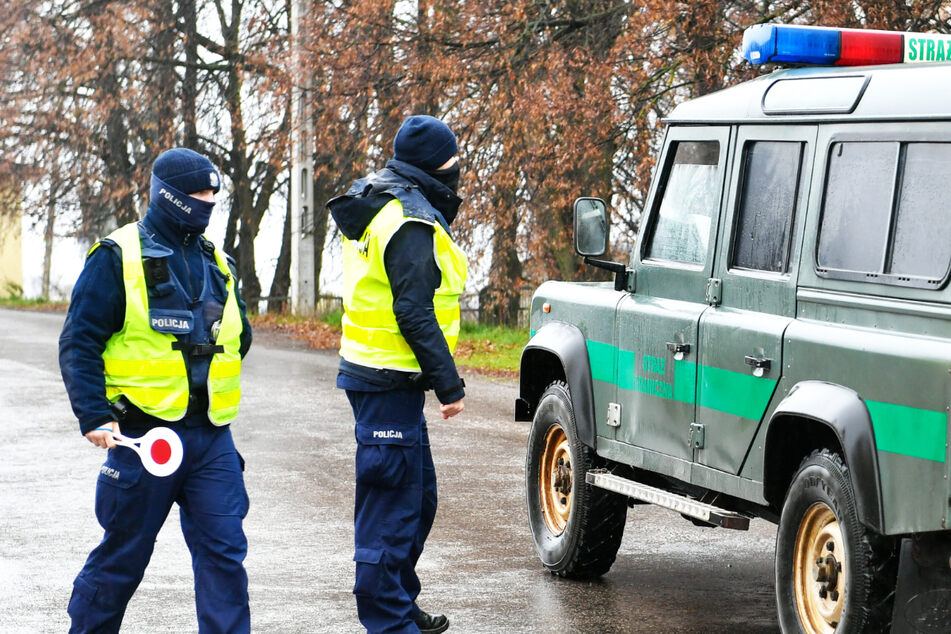 Polnische Polizisten patrouillieren im Dorf Przewodow, nachdem dort am Dienstag eine Rakete explodierte und zwei Menschen tötete.