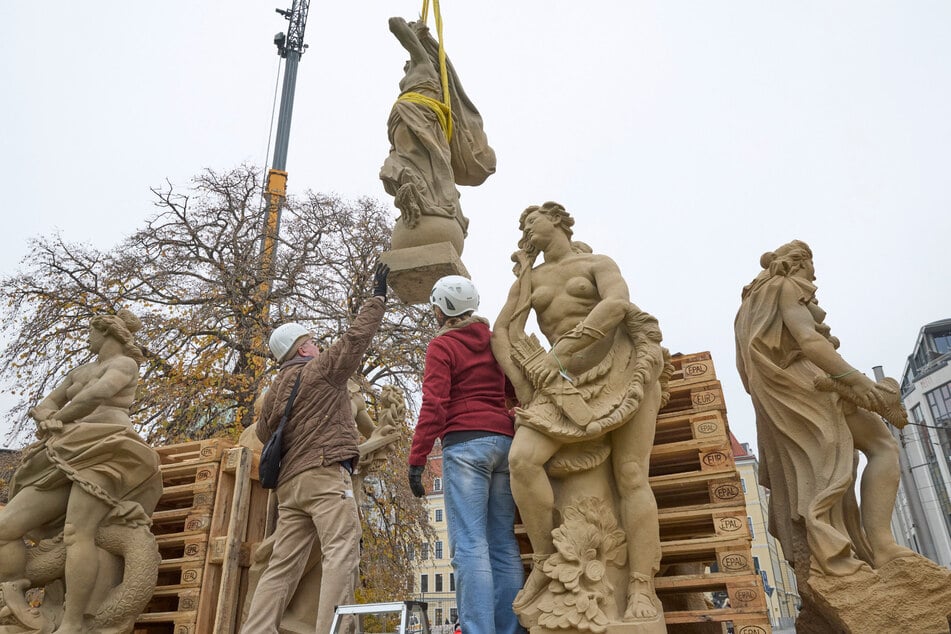 Vorsichtig wird die Sandsteinfigur via Kran vom Laster in die Höhe gehievt.