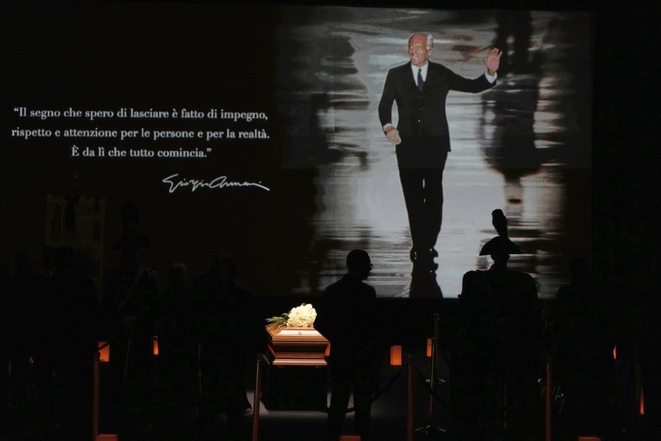 Menschen erweisen dem Modeschöpfer Giorgio Armani im Armani-Theater die letzte Ehre.