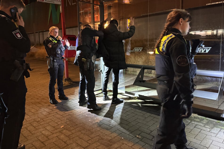 Drei Jugendliche flüchteten von der Unfallstelle. An einer nahen Bushaltestelle endete die Fahndung.