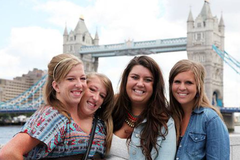 2014 besuchten Abby und Brittany Hensel (l.) London.