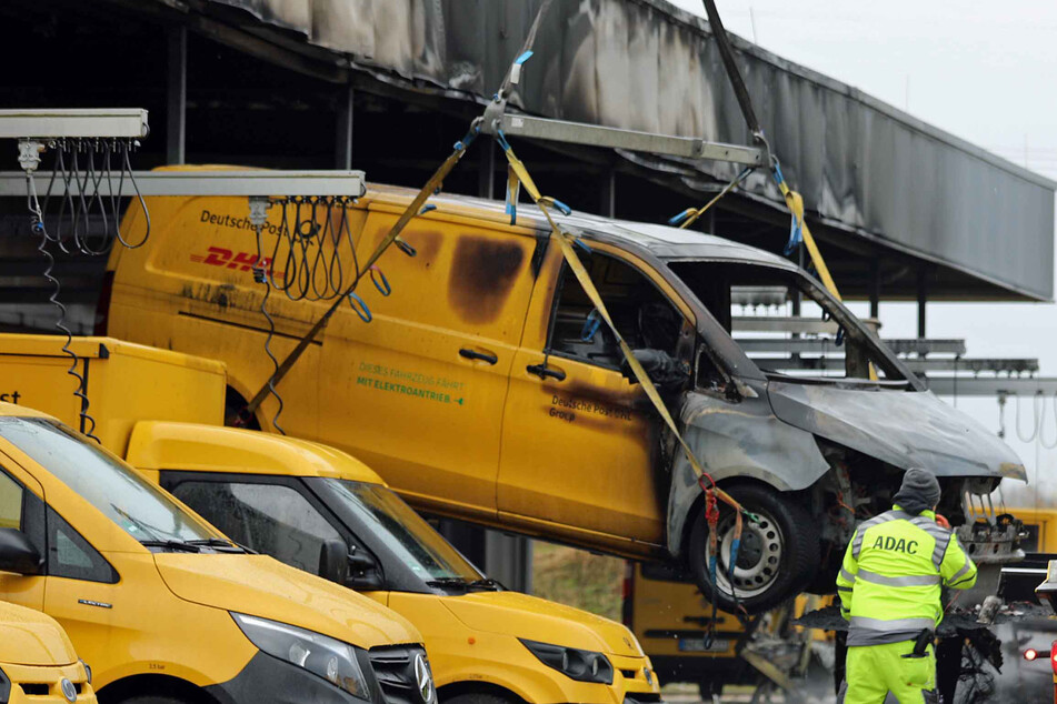 Feuer bei der Deutschen Post: Verteilerzentrum und mehrere Autos betroffen