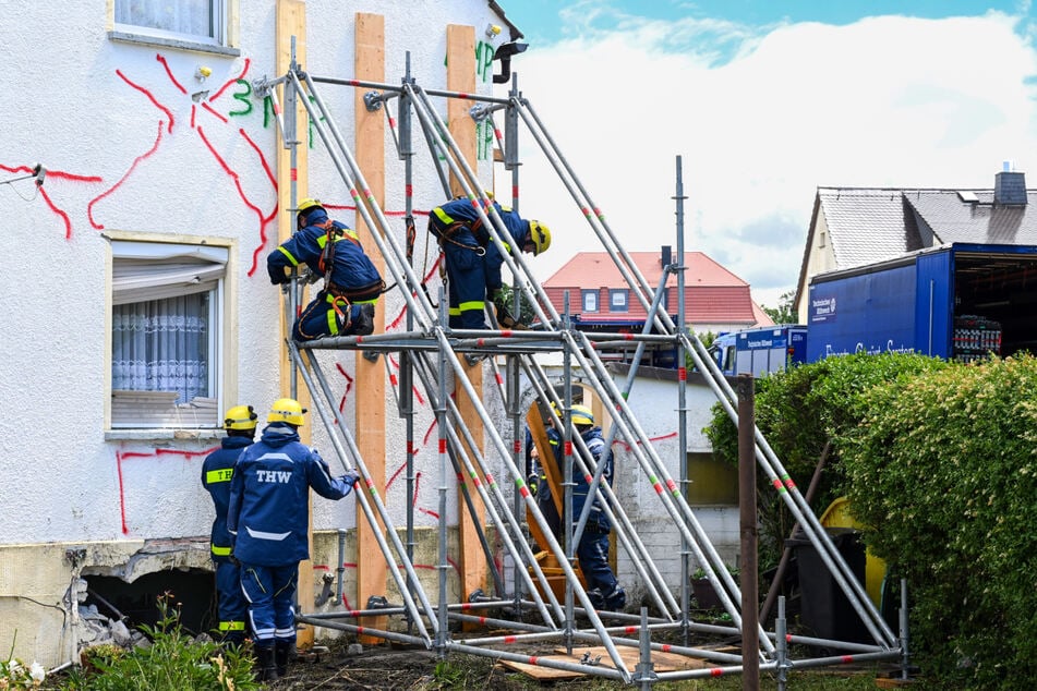 Das Technische Hilfswerk stabilisierte das einsturzgefährdete Haus an der Senftenberger Straße.