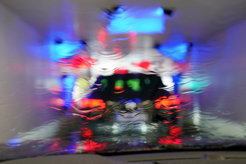 Die 62-Jährige musste von Rettungskräften befreit werden. (Symbolbild)