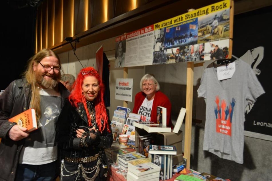 Elke Zimmer (r.) volunteers at a stand for Leonard Peltier at the 2022 Linke Literaturmesse (Left Literature Fair) in Nuremberg, Germany.