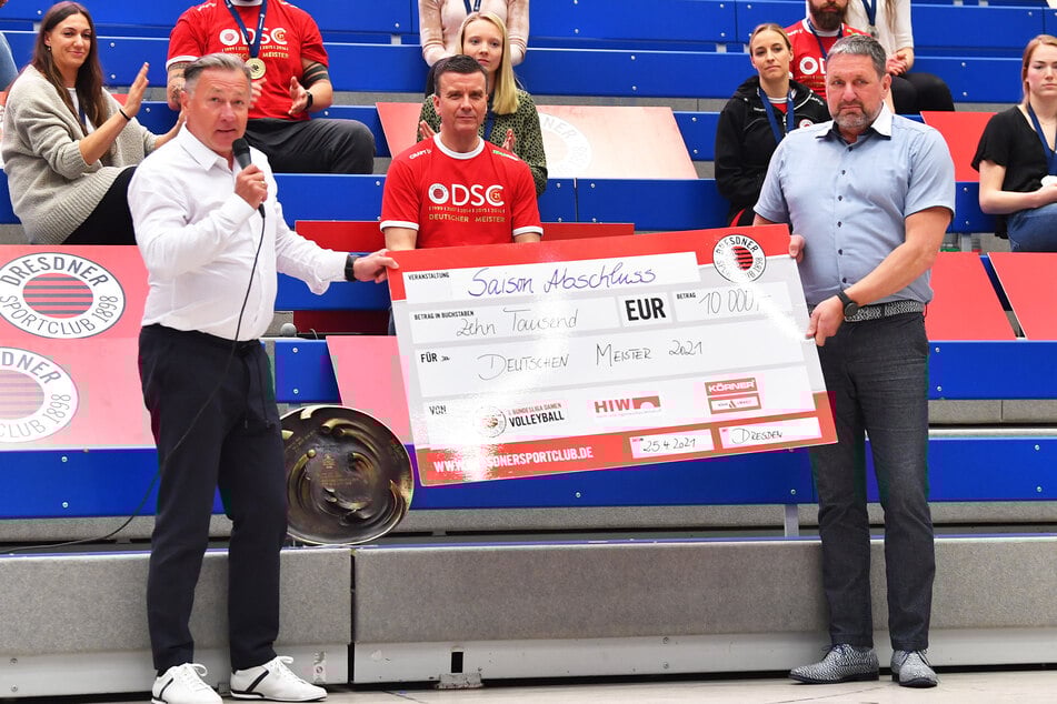 Die Sponsoren Hubert Körner (l.) und Frank Grunze überreichten einen 10.000-Euro-Scheck.