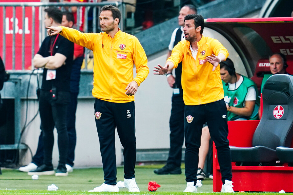 Dynamo-Coach Guerino Capretti (v.-l.) und sein Assistent Ferydoon Zandi (v.-r.) gehen an der Seitenlinie voll mit.