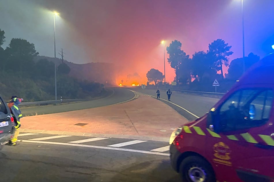 Die Feuer fallen mitten in die Urlaubssaison.