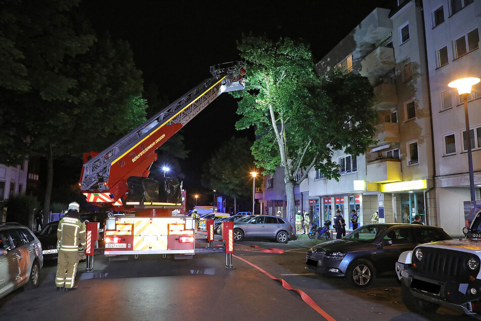 Die Feuerwehrleute konnten den Brand in einem Wohnhaus in der Krenkelstraße in Striesen zügig löschen.