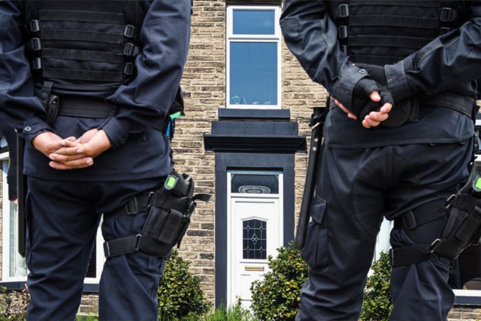 Britische Polizisten informierten die falschen Eltern in einem Todesfall. (Bildmontage)