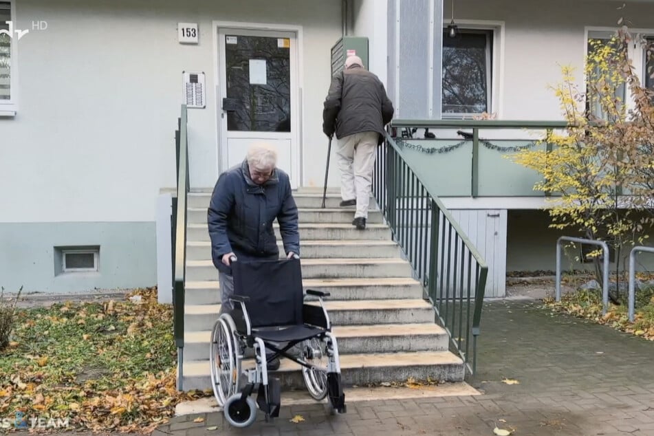 Unglaublich: Monatelang musste Lydia Teichmann (82) den Rollstuhl ihres Mannes eine Treppe hochziehen.