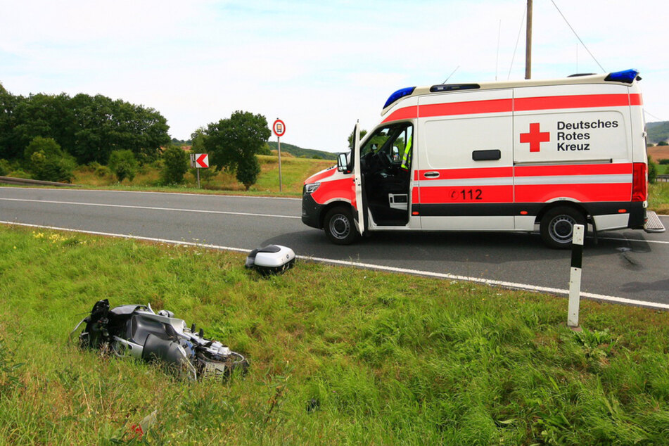 Das Motorrad der Marke BMW liegt nach dem Unfall neben der Straße. Der 63-jährige Biker verletzte sich bei dem Zusammenstoß mit dem Hyundai.
