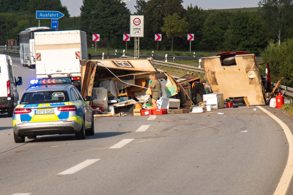 Unfall A4: Pelmeni-Verkaufswagen nach Unfall auf der A4 komplett zerstört!