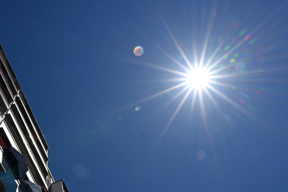 Fahrerin von Sonne geblendet: Auto landet auf Mauer