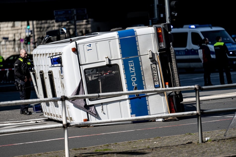 Polizei-Mannschaftswagen kracht mit Blaulicht in Auto: Kreuzungs-Crash am Bahnhof Zoo