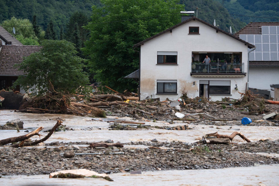 Das rheinland-pfälzische Dorf Insul ist weitgehend überflutet und zerstört worden. Nach den schweren Unwettern entsendet Brandenburg einen Spezialhubschrauber in das Hochwassergebiet.