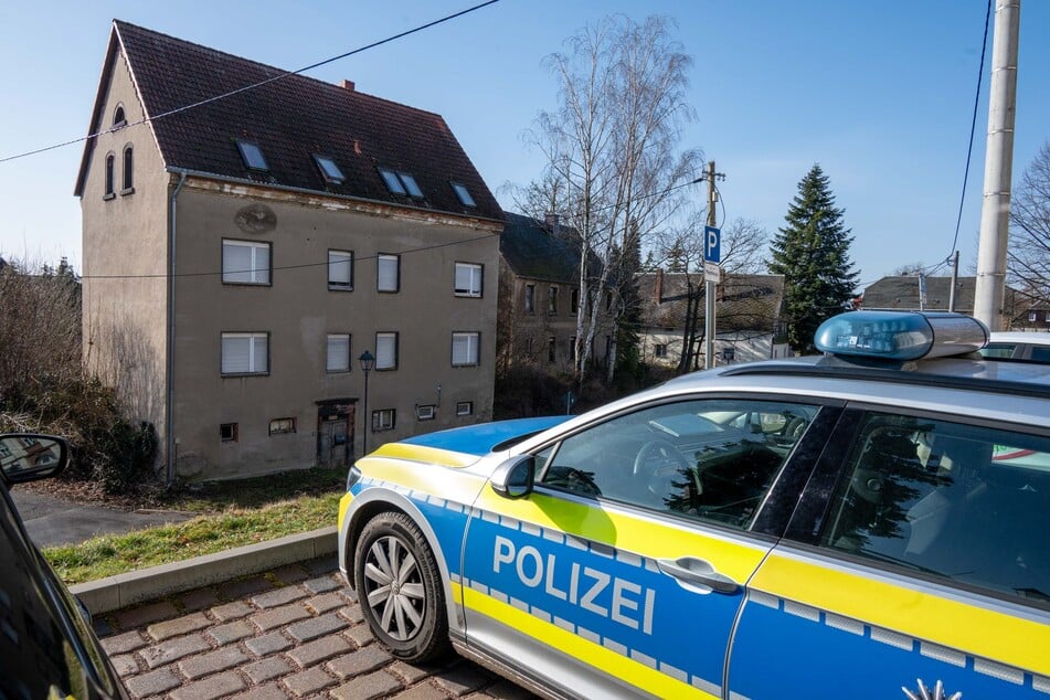 Bei einer Durchsuchung stellten Einsatzkräfte eine Cannabisplantage mit etwa 400 Pflanzen in dem Gebäude fest.