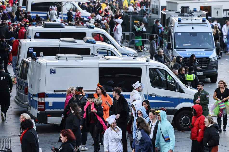 Die Polizei berichtete nach dem Karnevalsauftakt in Köln von etlichen Zwischenfällen.