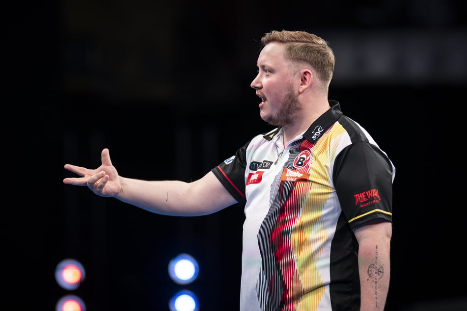 Beim Viertelfinale gegen die Niederlande war Martin Schindler (29) mit dem Dartboard gar nicht zufrieden.