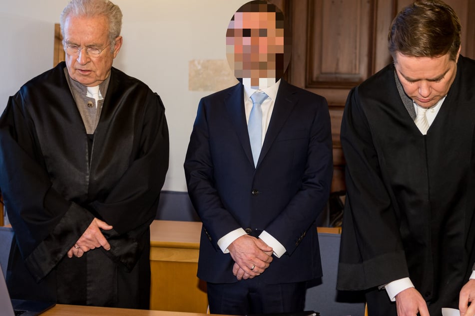 Schwieg während des gesamten Prozesses: Dr. Andreas S. (56, M.) mit seinen Verteidigern, die auf Freispruch plädierten.