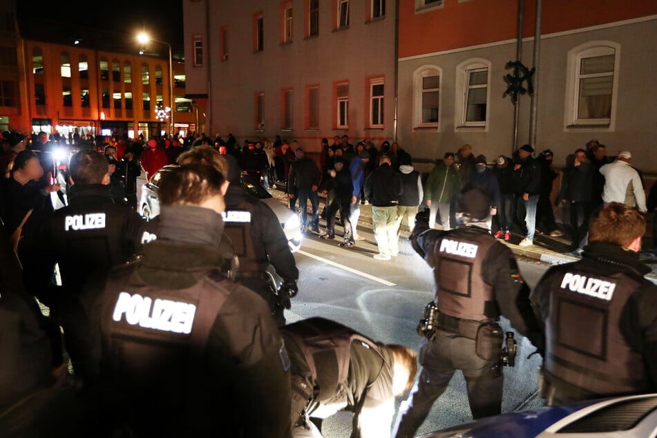 Mehrere Verletzte bei Montags-Demo in Lichtenstein: Ein Polizist erlitt Bissverletzung