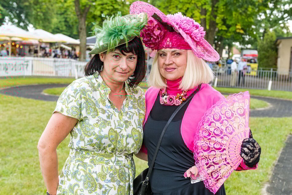 Die Jurorinnen Katrin Westhäusler (49, l.) und Katharina Dietrich (65) zauberten Ascot-Flair auf die Rennbahn.