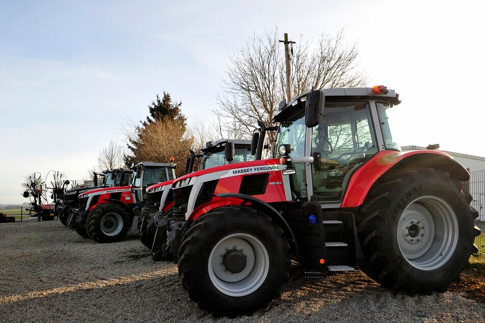 Die Unbekannten klauten zwei rote Traktoren der französischen Marke Massey Ferguson 4708 M.